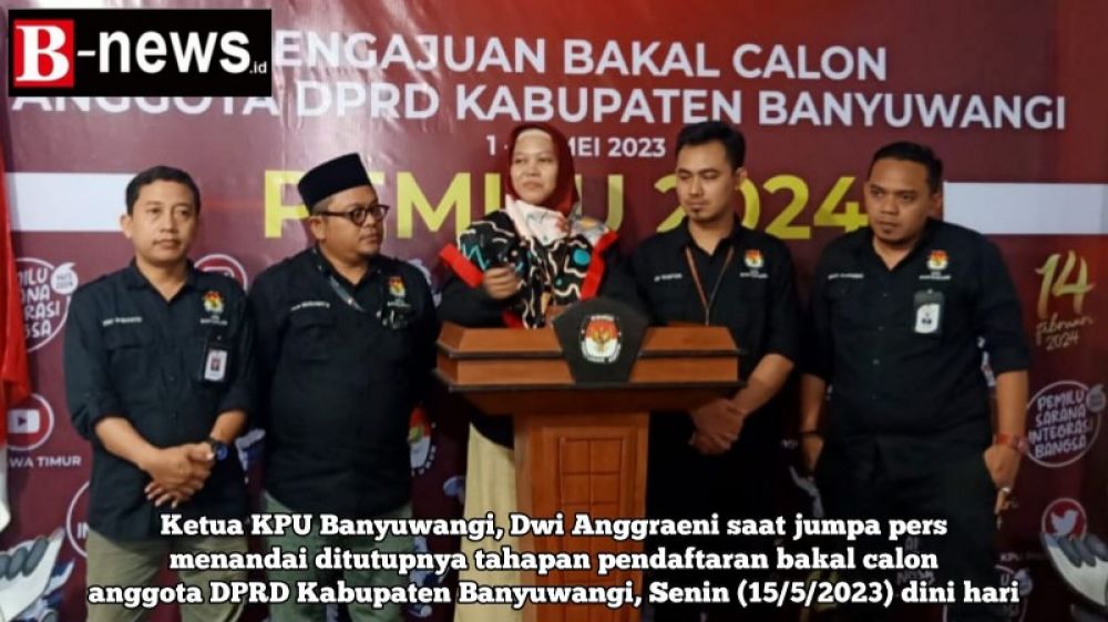 Ketua KPU Banyuwangi, Dwi Anggraeni, didampingi komisioner KPU saat menggelar jumpa pers di kantor KPU Banyuwangi. (Irw) 