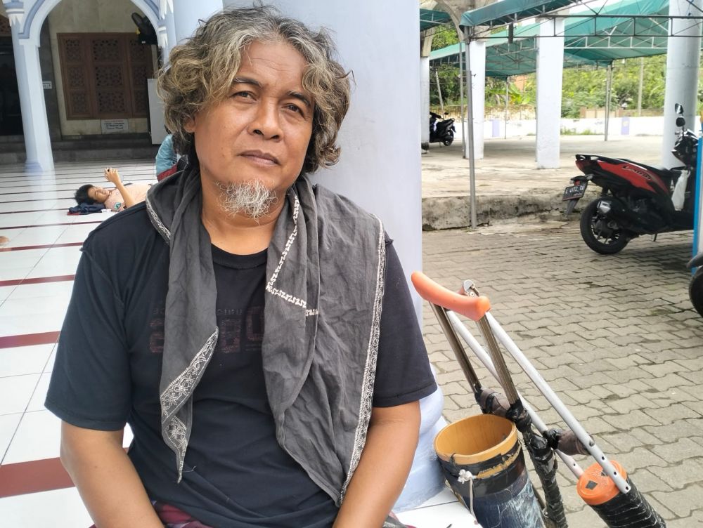 Mbah Lego, saat berada di Masjid Mlajah Bangkalan berkelana keliling Nusantara dengan satu kaki palsu dan tongkat sejak 2006 untuk mencari jati diri. (Ist) 