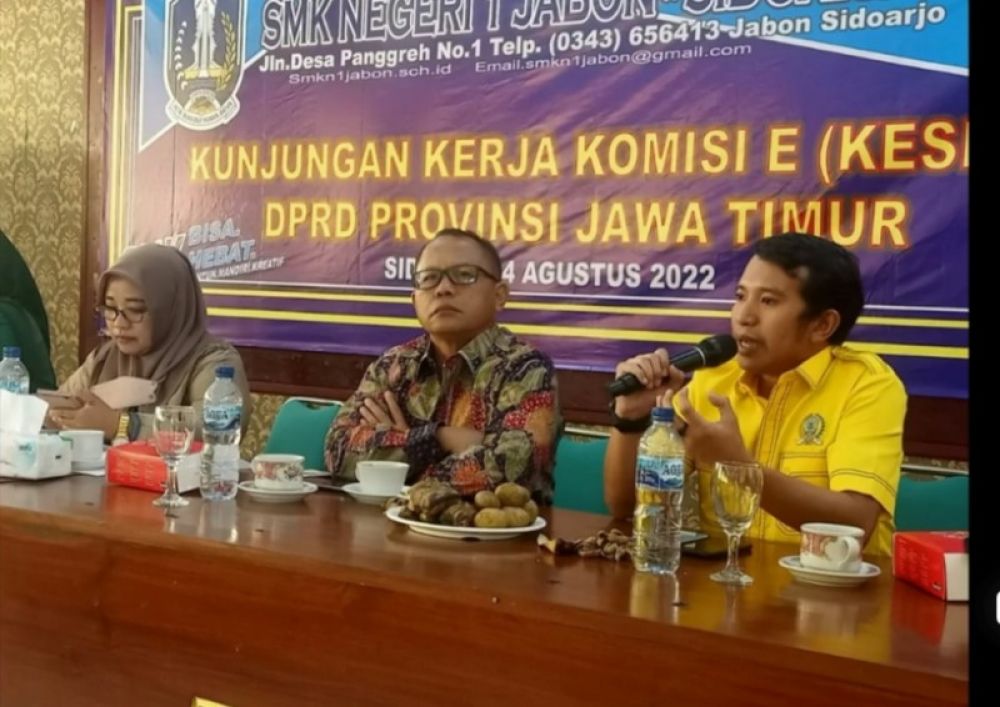 Ketua DPD Golkar Sidoarjo, Adam Rusdi serap aspirasi dengan Sekretaris Dinas Pendidikan Prov Jatim bersama para guru. (Ist) 