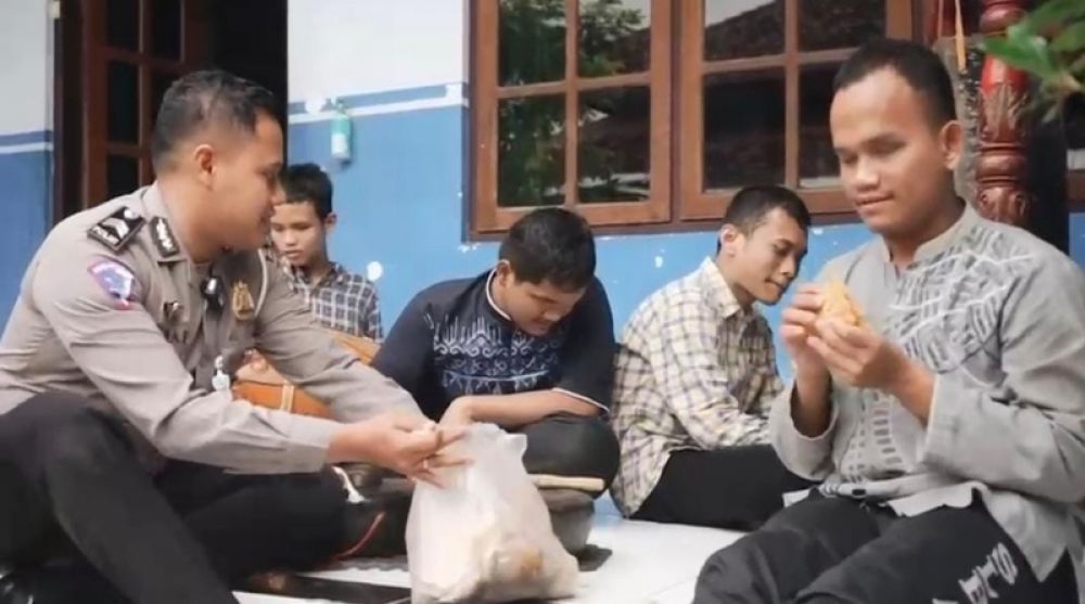 Anak-anak Tunanetra saat mengikuti pelatihan Reog dari Polres Ponorogo. ( ist) 