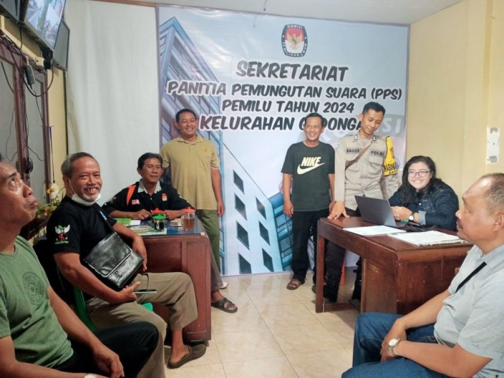 Formasi lengkap 3 anggota PPS Gedongan bersama Lurah Gedongan Rizal Arsyad dan Babinkamtibmas Gedongan (foto: eko B-news.id) 