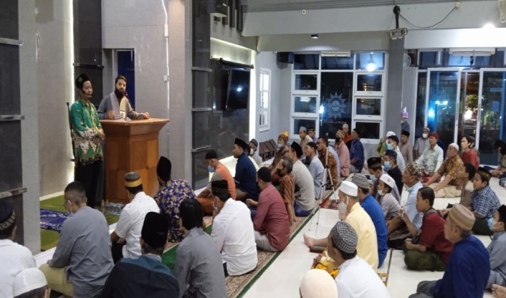 Imam Masjid Gaza Ceramah di Masjid Al Hikmah Sumorame