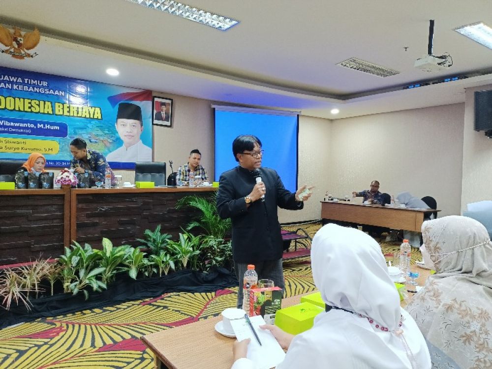 Anggota DPRD provinsi Jatim DR Drs Agus Dono Wibawanto M.Hum melaksanakan kegiatan sosialisasi wawasan kebangsaan yang diikuti oleh 125 peserta pelaku UKM, yang didampingi oleh Ir Asih Siswanti dan Yermia Suryo Kusumo SM. Acara tersebut digelar di hotel S