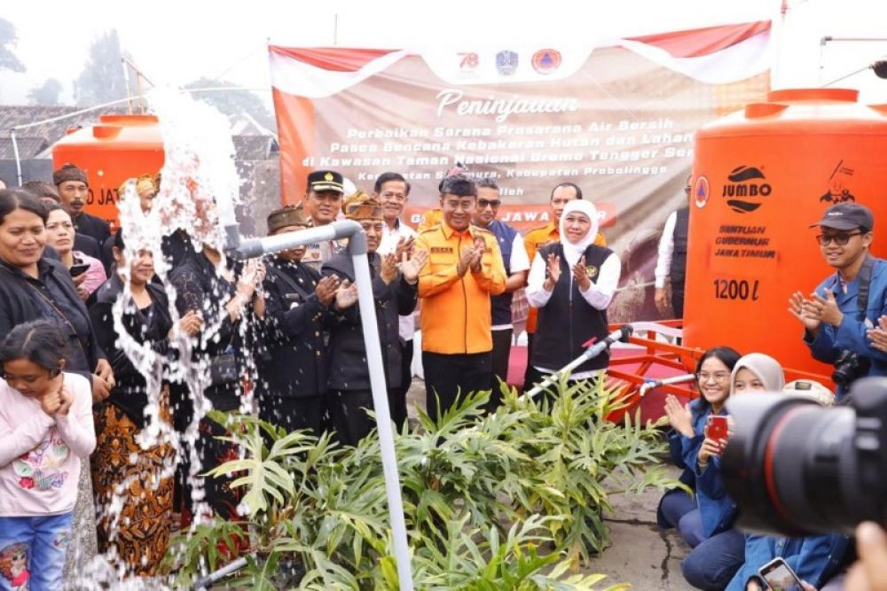Gubernur Khofifah meresmikan pipanisasi terdampak Karhutla Bromo. (Ist) 
