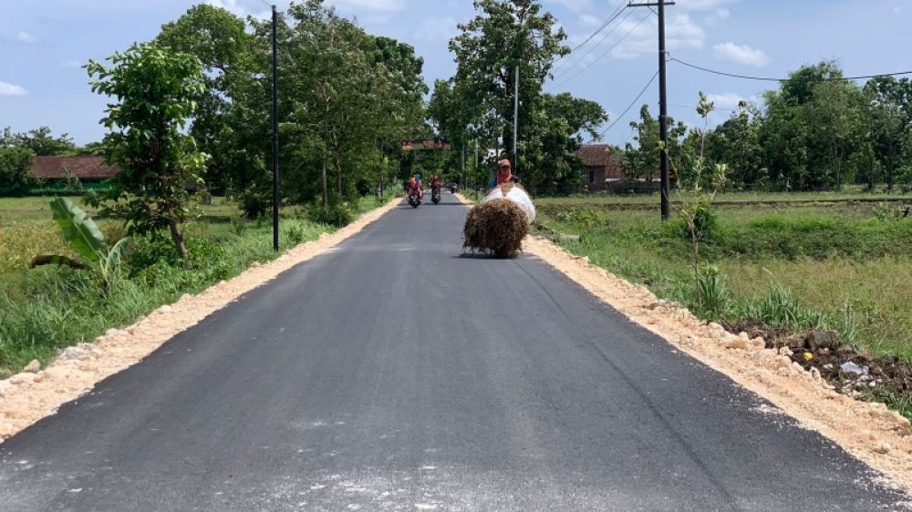 Pembangunan infrastruktur Jalan Poros Kecamatan Dander,, Sendangharjo, Desa Sumodikaran hingga Desa Ngumpakdalem membuat aktifitas warga menjadi lancar. (Ist) 
