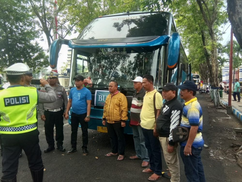 Petugas kepolisian Sampang berikan wejangan (himbauan) terkait keberangkatan pilihan Kades kd Jakarta. (Ist) 