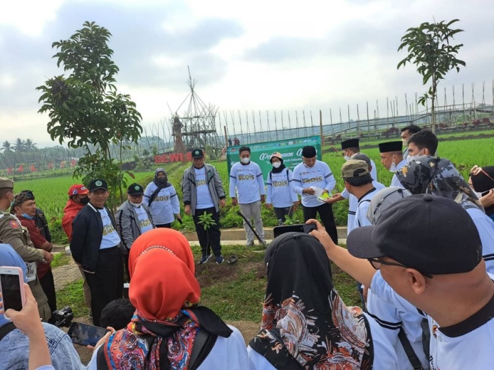 Rektor Unisma Prof Dr Maskuri Bakri NSi ikut dalam Kegiatan Aksi 10 juta Tanam Pohon Dalam Festival EGOIS Unisma di Dewi Sri, Jabung. (Ist) 