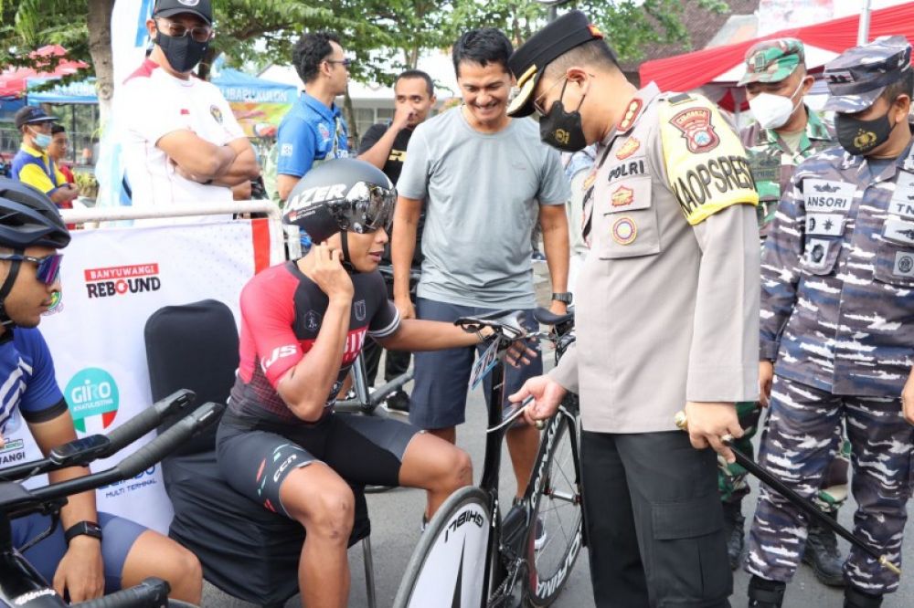 Kapolresta Banyuwangi Kombes Pol Deddy Foury Millewa saat berbincang dengan peserta balap sepeda. (Ist) 