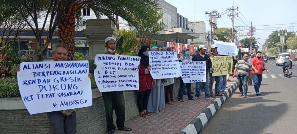 Aliansi Masyarakat Berpenghasilan Rendah (Ambreg) saat melakukan aksi damai di perempatan Sentolang sambil membentangkan spanduk bertuliskan mendukung pemerintah dari pengalihan dana subsidi BBM untuk penerima bansos yang tepat sasaran. (Ist) 