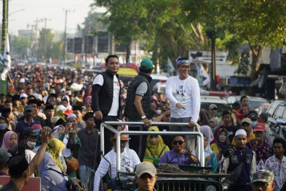 H. Badruttamam, SPsi. M. HP ( kaos putih ) diatas kendaraan menyapa peserta JJS. (Ist) 