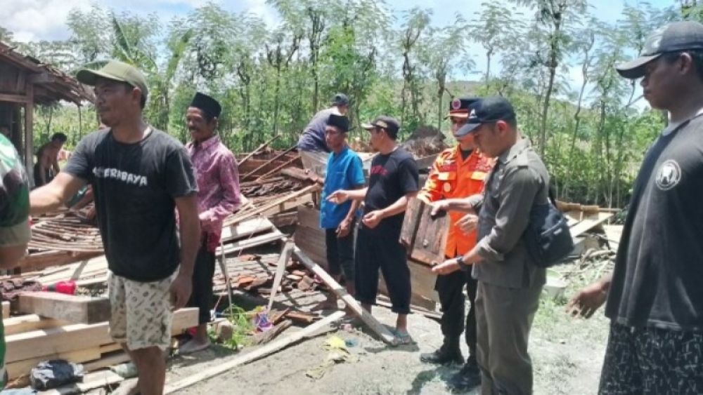 Petugas BPBD Bojonegoro saat meninjau salah satu rumah warga di Tambakrejo yang tersapu angin puting beliung. (Ist) 