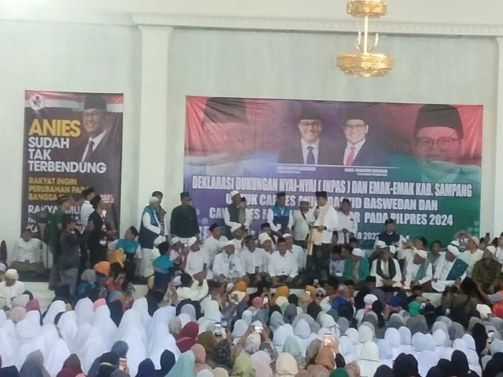 Kedatangan Anis Baswedan disambut warga dan relawan Sampang. (Ist) 