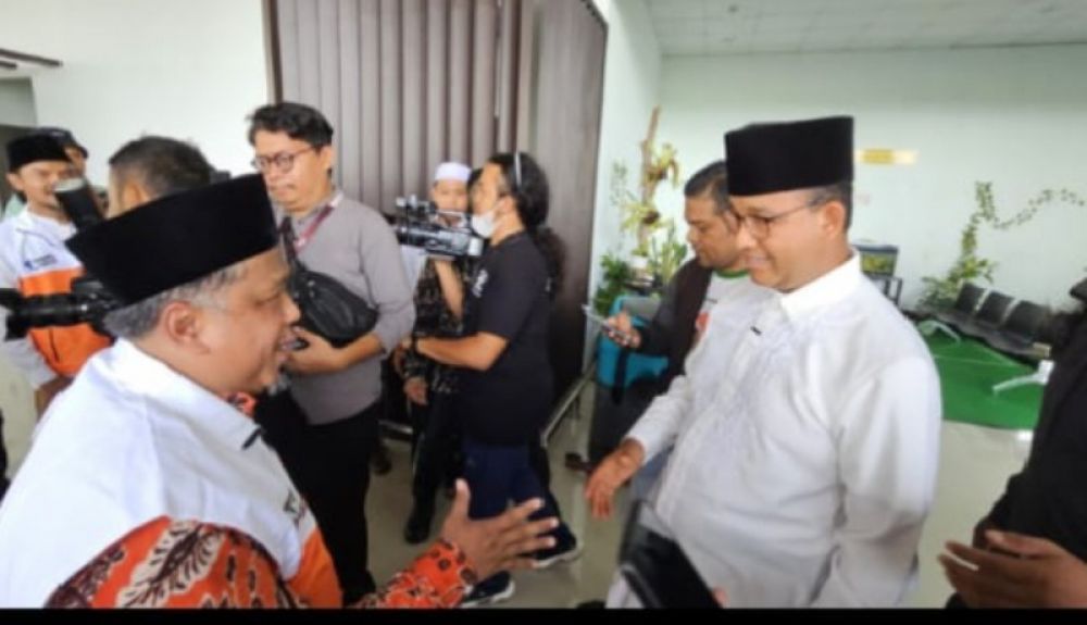 Calon Presiden Anies Baswedan saat berkunjung ke Madura diisambut Kang Irwan, ketua DPW PKS Jawa Timur. (