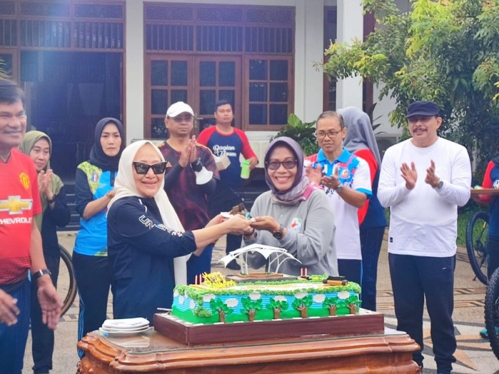 PWI Bojonegoro berikan kue ulang tahun ke 55 kepada Bupati Bojonegoro usai gelar gowes bareng Forkopimda. (Ist) 