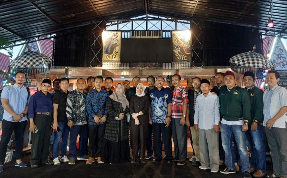 Bupati Bojonegoro Anna Mu'awanah sebagai penggagas pertemuan lintas partai politik untuk membangun Bojonegoro. Tampak Bupati Anna bersama tokoh partai. (Ist) 