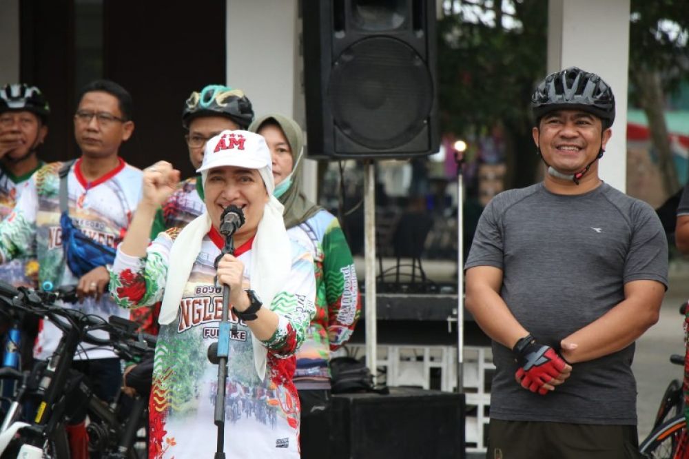 Bupati Bojonegoro, Anna Mu'awanah memberangkatkan gowes bareng bu'e start dan finis di pasar burung. (Ist) 