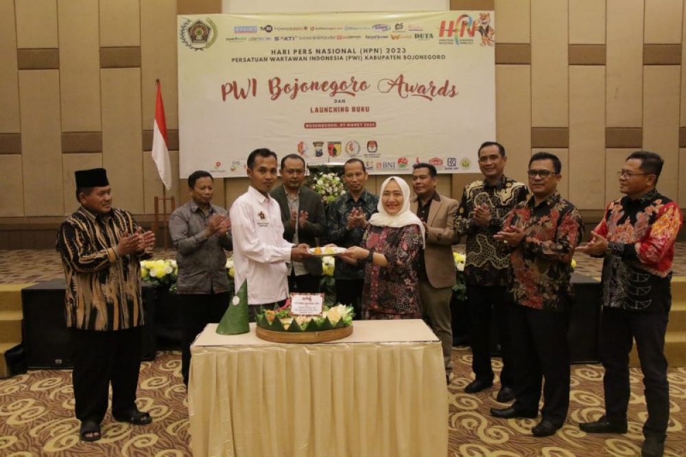 Bupati Bojonegoro Anna Mu'awanah saat menghadiri acara puncak HPN Bojonegoro yang juga dihadiri Ketua FKUB DR. KH. Tamam Syaifuddin yang juga pengasuh Ponpes Modern Al Fatimah Bojonegoro. (Ist) 