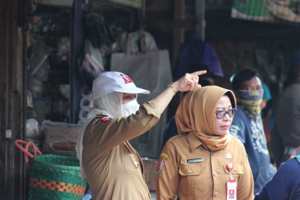 Bupati Bojonegoro Anna Mu'awanah melakukan sidak penataan dan kebersihan lingkungan pasar lama. (Ist) 