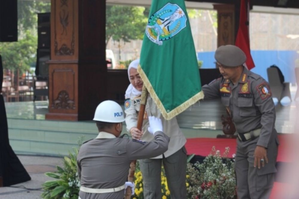 Bupati Bojonegoro Anna Mu'awanah menerima sekaligus melepas Kirab Pataka Jer Basuki Mawa Beya yang diteruskan ke Kabupaten Tuban. (Ist) 