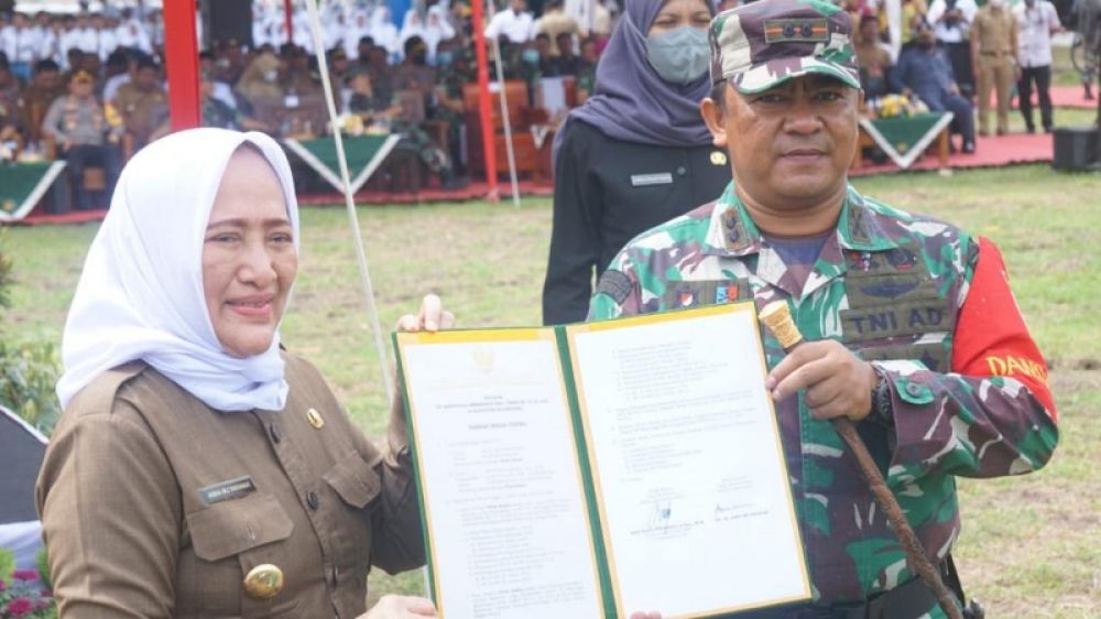 Bupati Bojonegoro, Anna Mu'awanah usai tandatangani MoU dengan TNI dalam program TMMD di Dusun Ngantru Desa Sekaran Kecamatan Kasiman Bojonegoro. (Ist) 