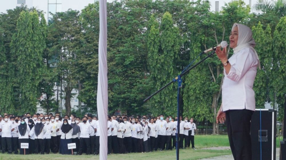 Bupati Bojonegoro Anna Mu'awabah saat memimpin apel pembinaan ASN dan Non ASN di Alun-alun Bojonegoro. (Ist) 