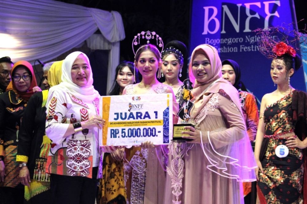 Bupati Bojonegoro Anna Mu'awanah menyerahkan hadiah kepada pemenang Bojonegoro Nglenyer Fashion Festival. (Ist) 