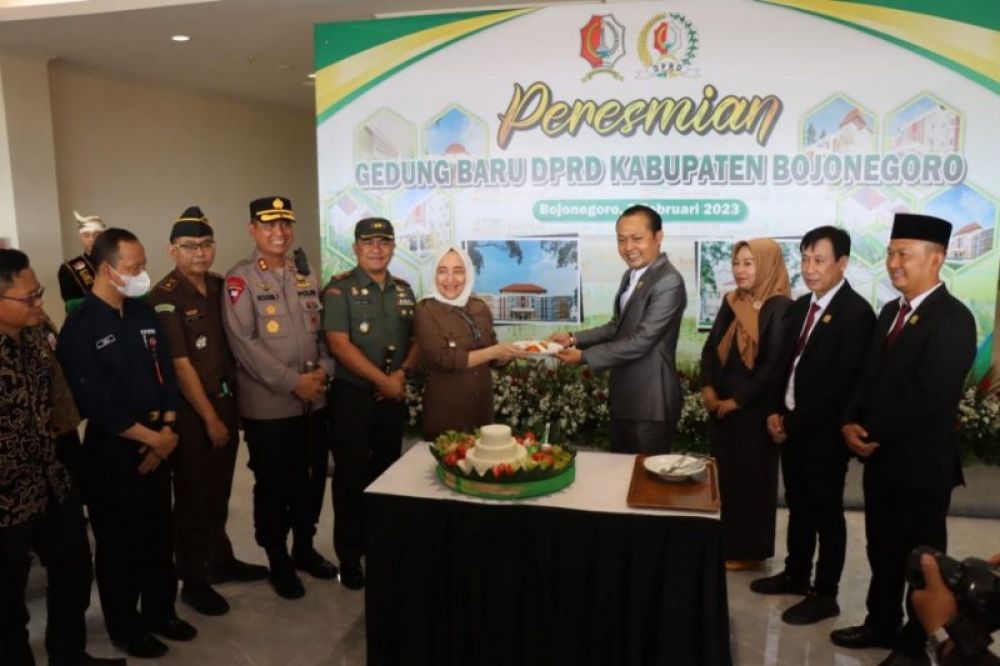 Bupati Bojonegoro Anna Mu'awanah secara simbolis menyerahkan potongan tumpeng nebandai peresmian gedung baru DPRD Bojonegoro. (Ist) 