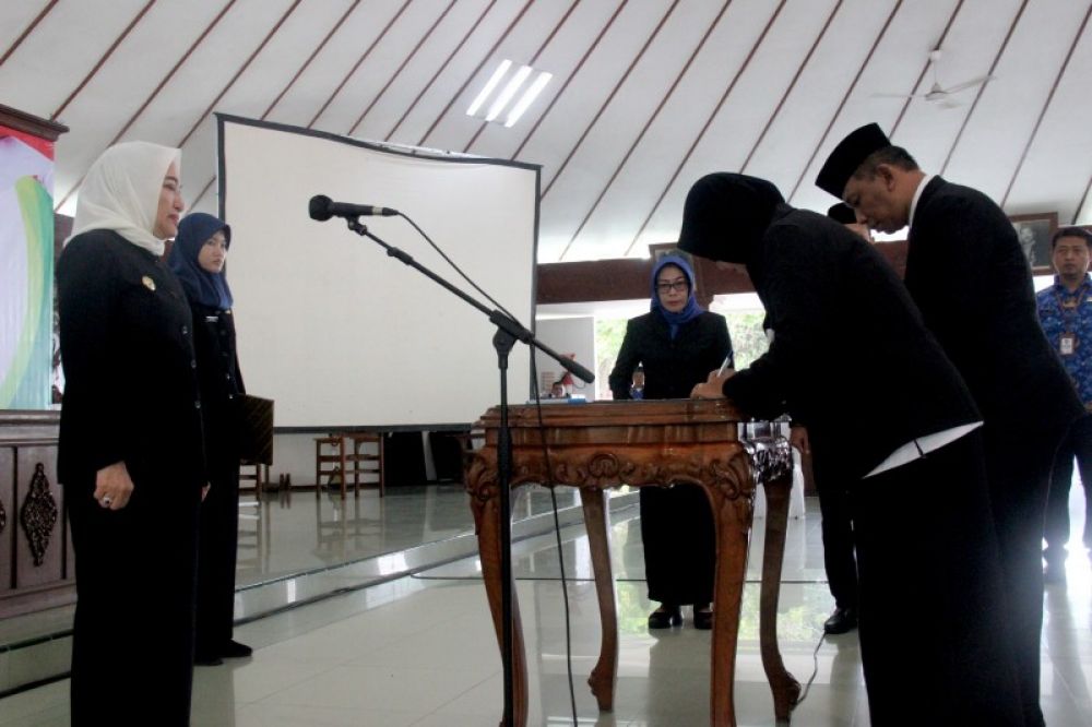 Bupati Bojonegoro Anna Mu'awanah menyaksikan penandatanganan berita acara pelantikan. (Ist) 