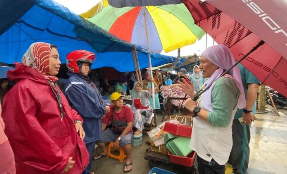 Bupati Bojonegoro saat sidak ke pasar lama dan berbincang dengan para oedagang. (Ist) 