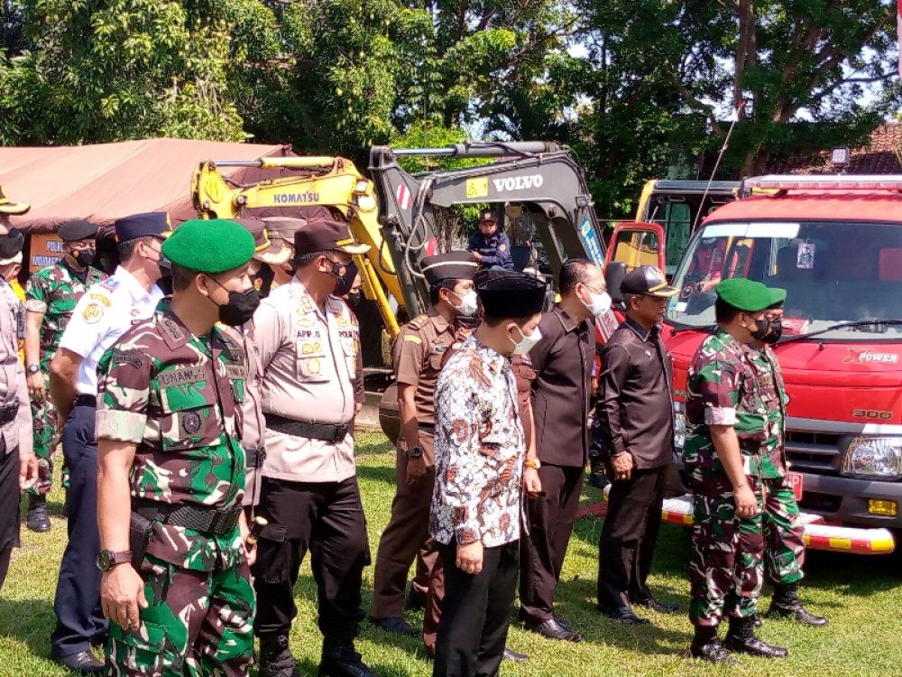Danrem 082/CPY Kolonel Inf Unang Sudargo, Forkompinda Kota, Forkompinda Kabupaten Mojokerto dan Wakil Bupati Mojokerto Muhammad Al Barra mengecek sejumlah perlengkapan yang akan digunakan apabila terjadi bencana alam (ist) 