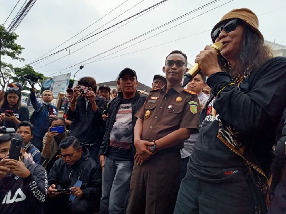 Laporan Aremania terkait tragedi Kanjuruhan ditolak Polda, ribuan orang demo di depan kantor Kejari Batu. (foto: doi nuri)