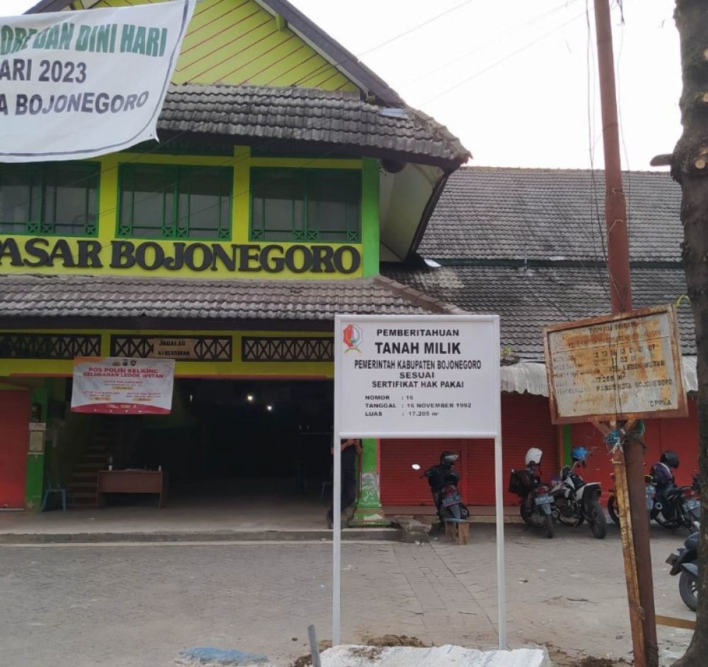 Pemasangan plakat/ papan nama di atas lahan milik pemkab dengan tulisan pemberirahuan aset milik Prmkab. (Ist) 