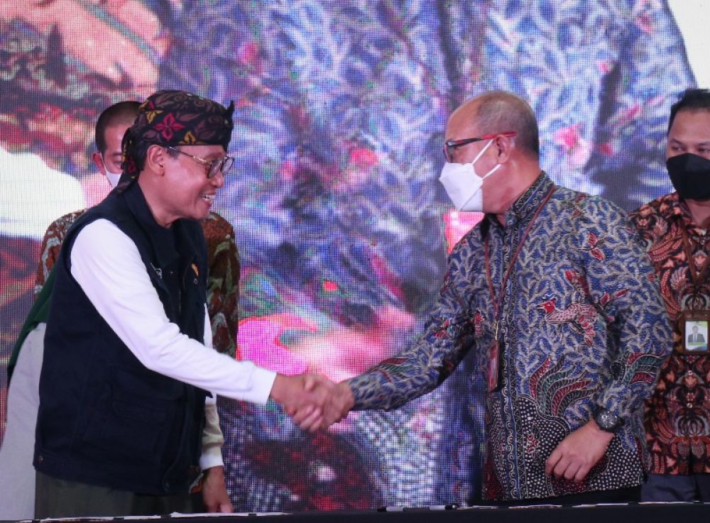 Direktur Konsumer Ritel & Usaha Syariah bankjatim, R. Arief Wicaksono bersama Kepala BPPSDMP Kementerian Pertanian Dedy Nursyamsi, pada kegiatan Sarasehan Petani Milenial di Bumi Perkemahan Ragunan, Jakarta. (Ist) 