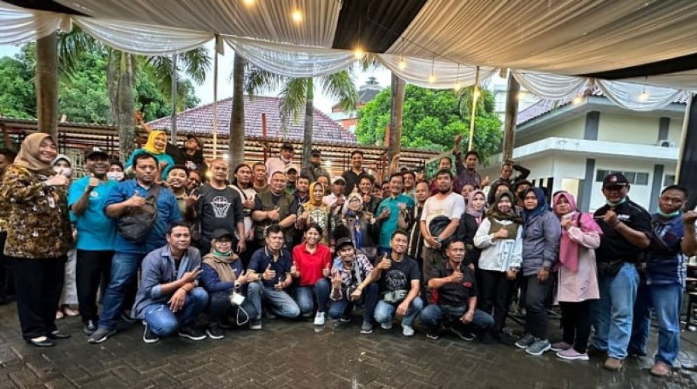 Para wartawan yang bertugas di Pemkot Mojokerto usai ngopi bareng dengan Wali Kota Mojokerto, Ika Puspitasari (Ning Ita). (Ist) 