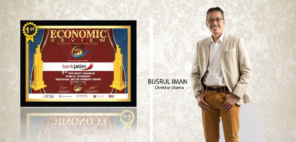 Direktur Bank Jatim, Busrul Iman dan penghargaan Indonesia Finance Award 2022. (Ist) 