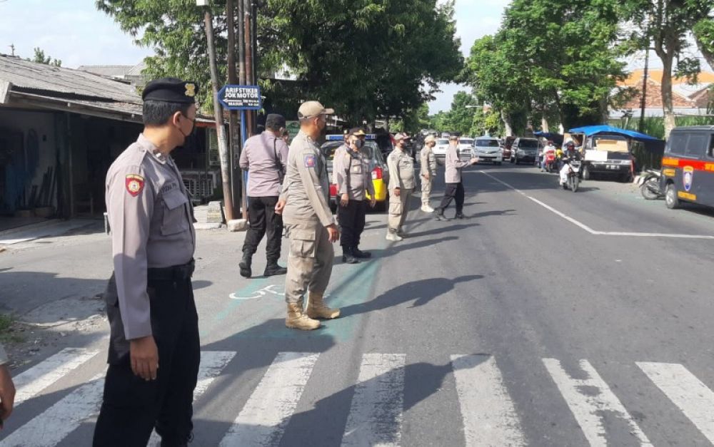 Sejumlah personil polisi melakukan pengawasan mobilitas hewan ternak dari luar daerah yang masuk ke Kediri Kota. (Ist) 