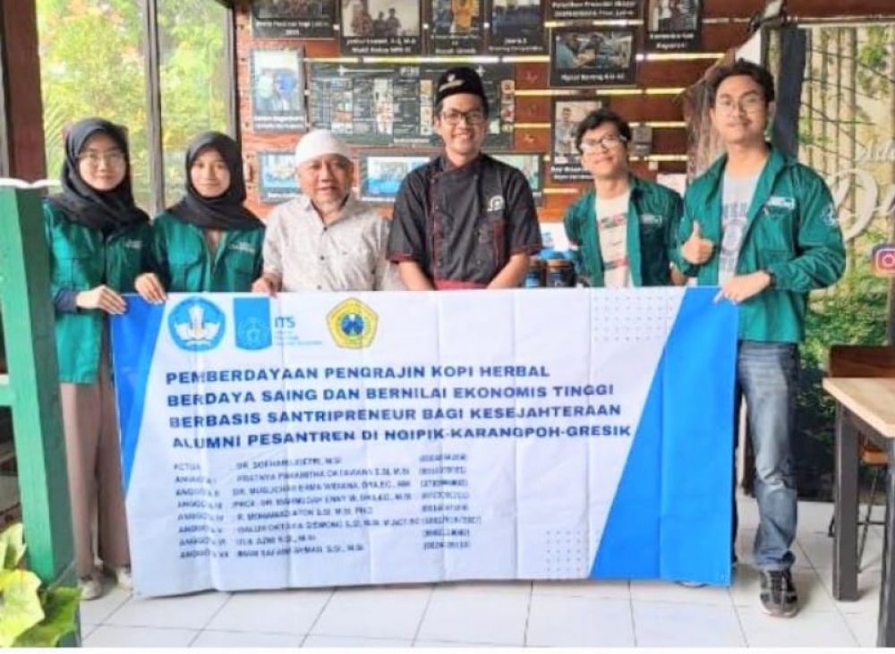 Tim ITS dan Ubhara bersama Hans saat penyerahan bantuan mesin rosting. (Ist) 