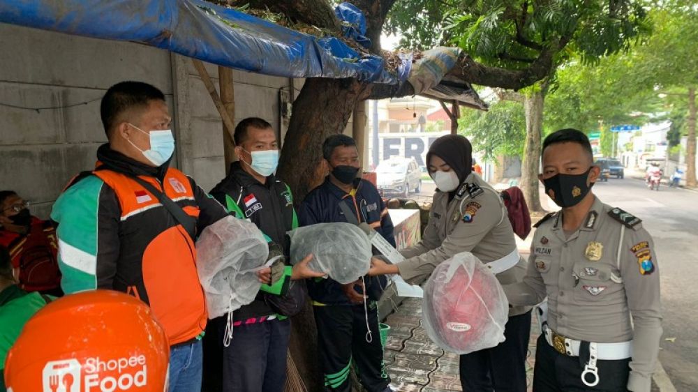 Jelang Operasi Patuh Semeru 2022, Satlantas Polres Batu Bagi-bagi Helm Gratis