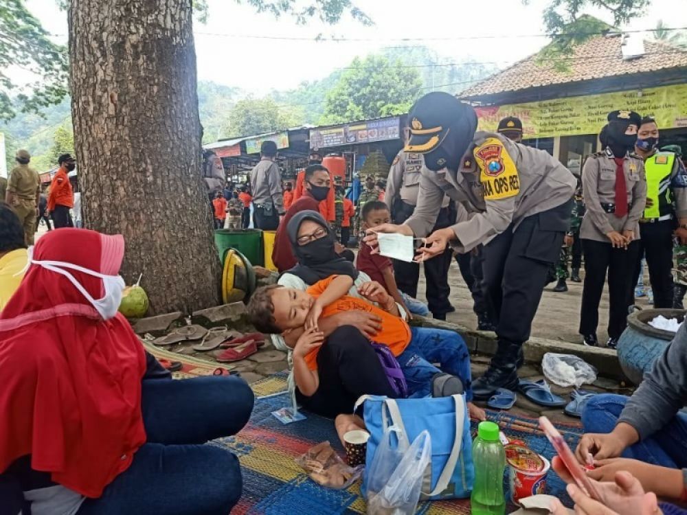 Petugas Polres Ponorogo bagi-bagi masker kepada masyarakat sambil berikan imbauan terkait protokol kesehatan, karena pandemi Covid-19 secara nasional mengalami kenaikan. (Ist) 