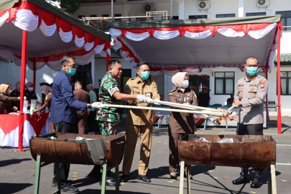 Forkopimda kabupaten Malang musnahkan barang bukti narkotika dan beberapa alat pendukungnya. (Ist) 