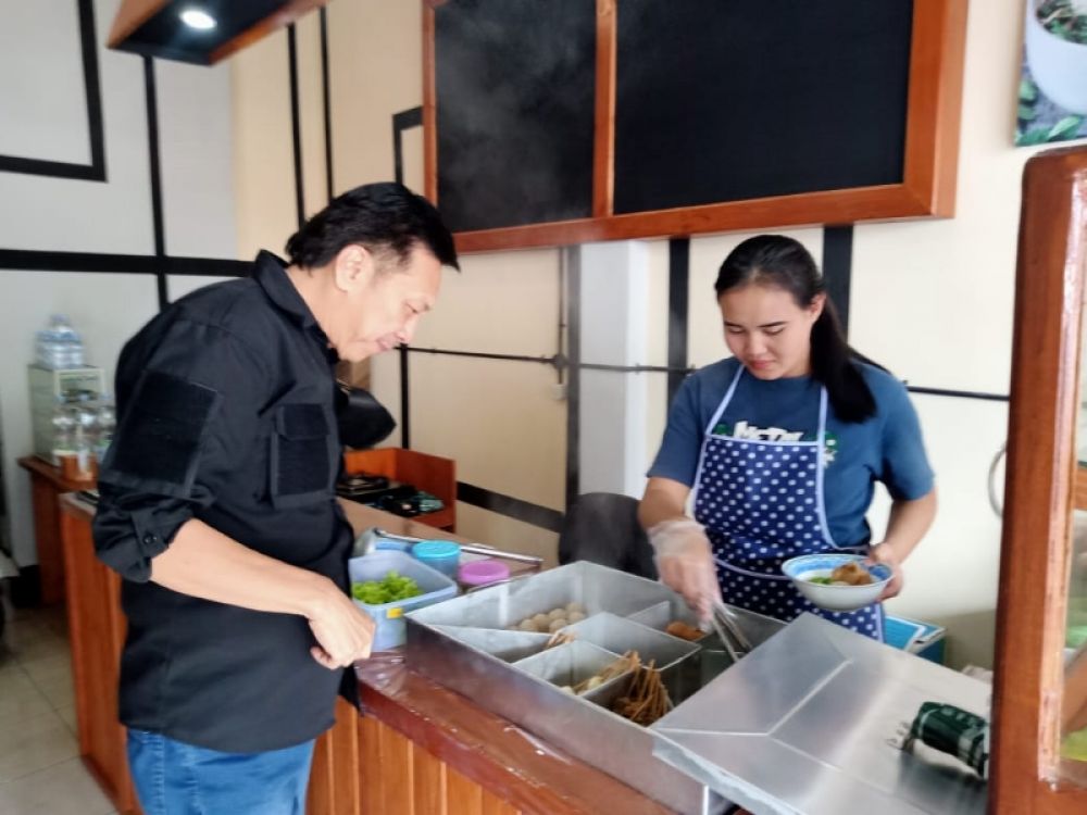 Cita rasa khas dan berbeda dari yang sudah ada, Bakso Bakar D 77 Opsi baru jujugan kuliner di Kota Batu. (foto:doi nuri)