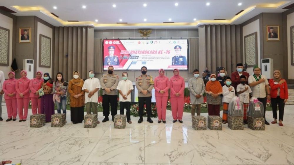 Kapolda Jatim berfoto bersama usai menyerahkan bantuan sosial kepada warga. (Ist) 