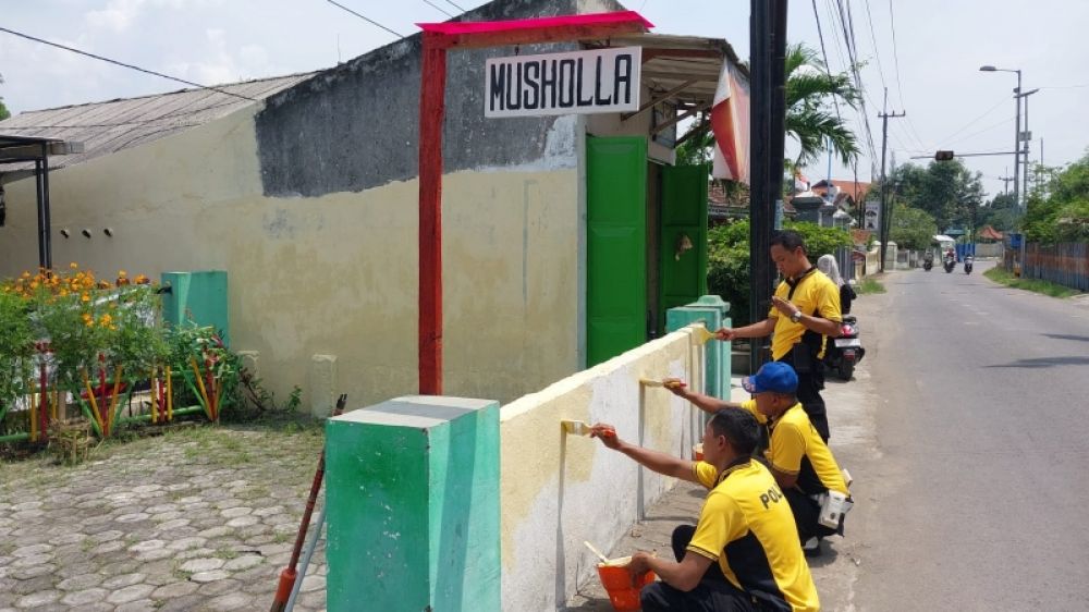 Petugas Polresta Sidoarjo bersih-bersih dan nengecat tempat Ibadah. (Ist) 
