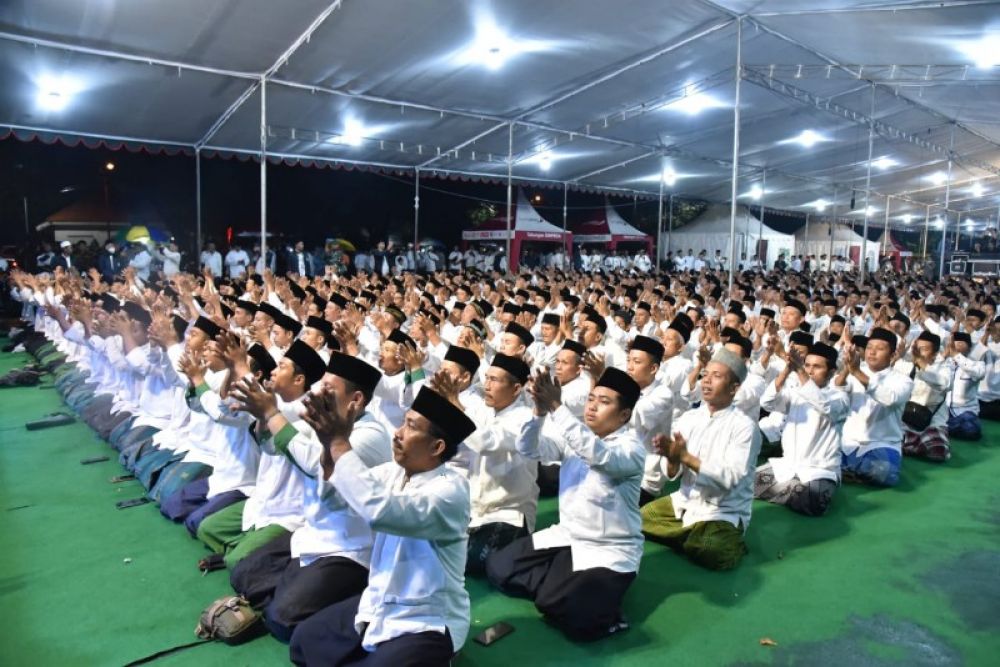 Ribuan peserta penerbang Ishari memadati parkir Timur GOR Sidoarjo menggemakan Sholawat. (Ist) 