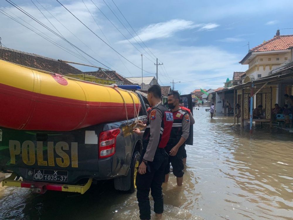 Polres Probolinggo menyiapkan perahu karet untuk mengevakuasi warga yang terdampak banjir rob. (Ist) 