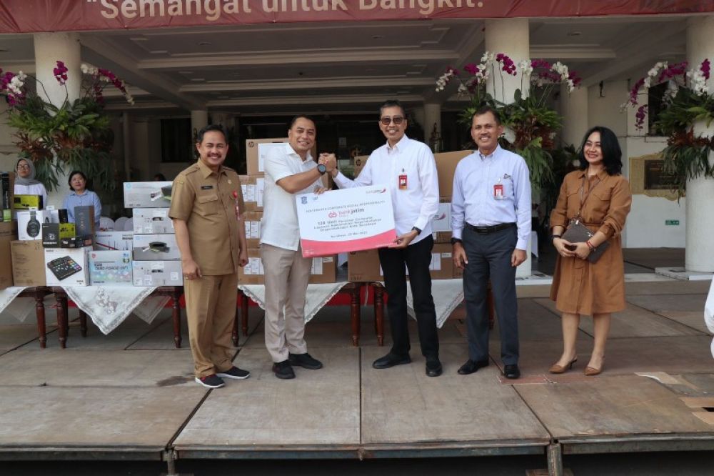 Dirut utama Bank Jatim Busrul Iman saat penyerahan CSR yang diterima Wali Kota Surabaya, Eri Cahyadi. (Ist) 