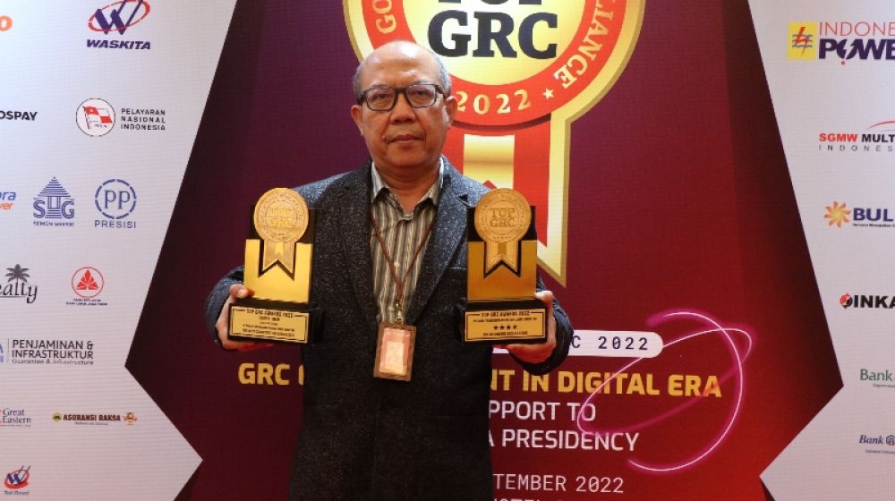 The Most Committed GRC Leader 2022 yang dianugerahkan kepada Direktur Utama bankjatim Busrul Iman. (Ist) 