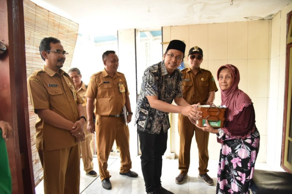 Bupati Gus Muhdlor didampingi Kadinsos Misbachul Munir saat menyerahkan bantuan makan gratis kepada warga kurang mampu di Sidoarjo. (Ist) 