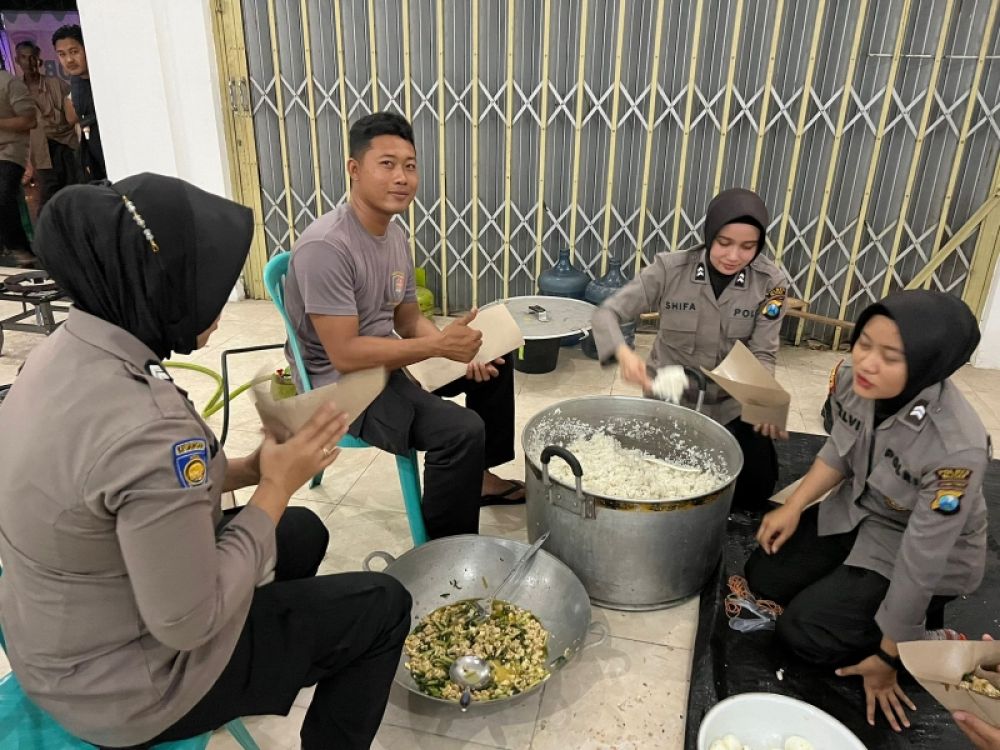 Puluhan Polwan Polres Blitar membantu dapur lapangan untuk korban banjir Blitar. (Ist) 