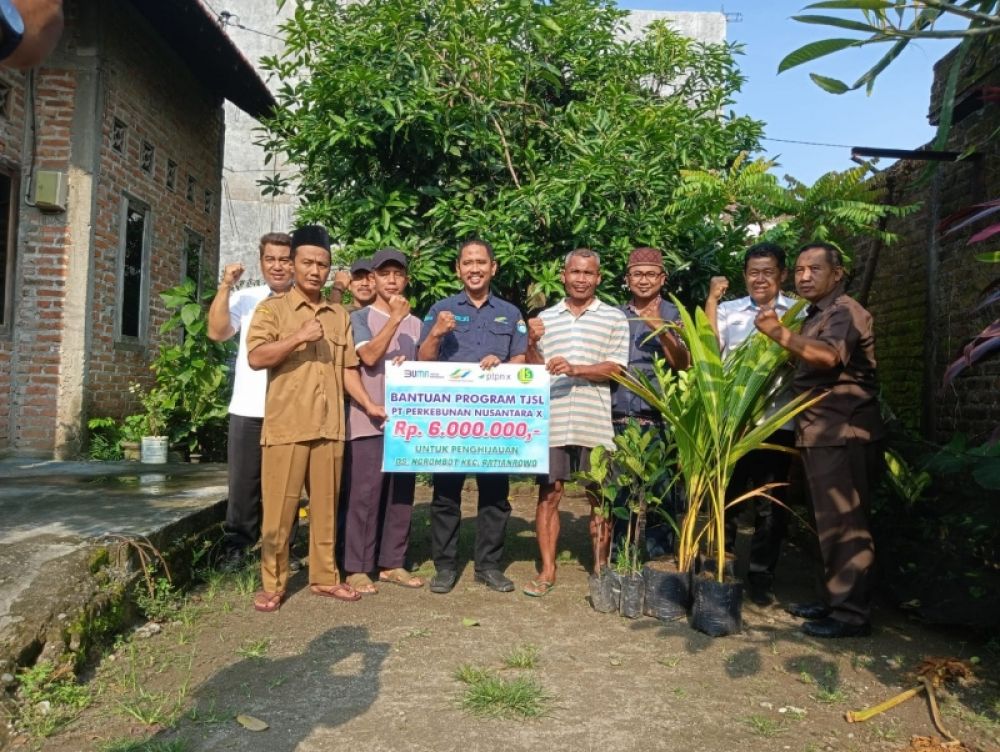 PTPN X saat menyerahkan bantuan ratusan bibit pohon kelapa (ist) 